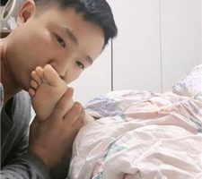 【青岛大混子】圈养奴伺候主人就寝 JS2402014-11