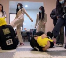 校园霸凌男同学野蛮踢打踩踏 集体处决