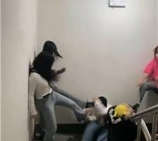 【精神小妹】3S虐双奴-楼道暴力踢踹虐打 bf41076