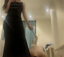 【漫漫大人】长裙肉丝深喉玩虐/鞭打/舔脏鞋 bf44111