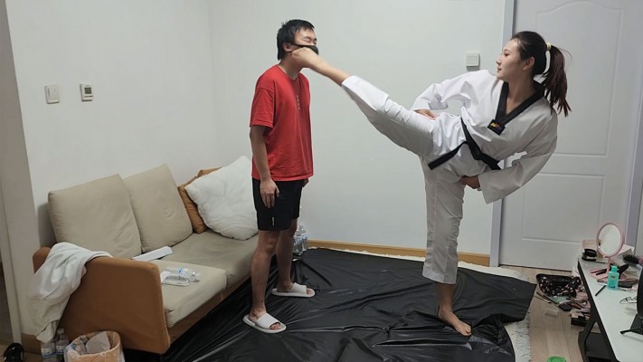 『高兴儿』腿绞窒息奴和高女一起踢瘦小奴 YC-240924-2