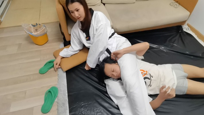 『高兴儿』亲姐妹踩踏腿绞瘦小男人 YC-241009-4