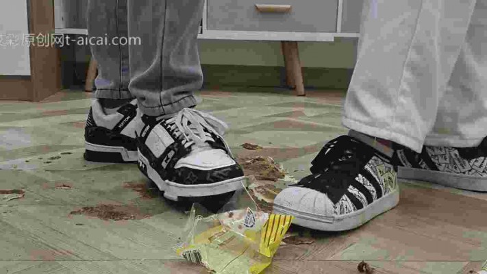 双人精神小妹运动鞋踩蛋糕 YC-241021-2