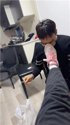 【艾斯】舔闻粉鞋白袜/强制闻鞋/脚下喂食/骑狗深蹲/马奴驯化 bf47514
