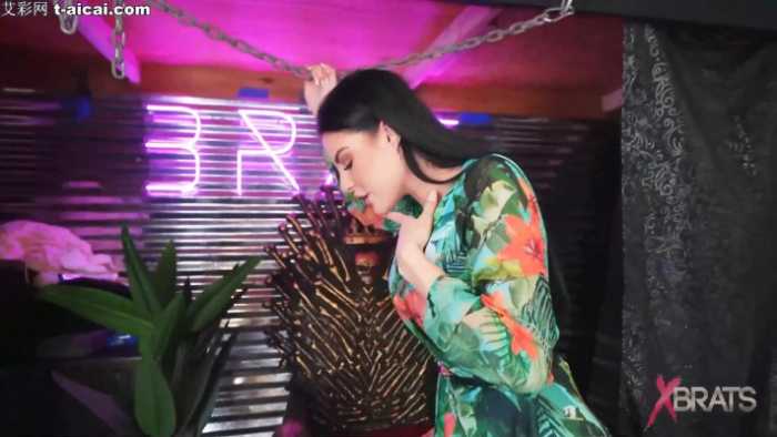 被花枝招展的Izunia女神脏脏的原味脚底踩在狗脸上大碾特碾!双视角bf11264