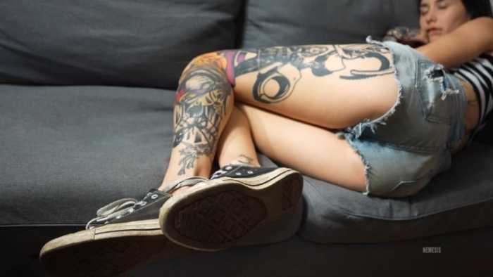 太妹Nemesis重度帆布鞋臭汗脚的味道！踩在你的脸上除臭！bf47840