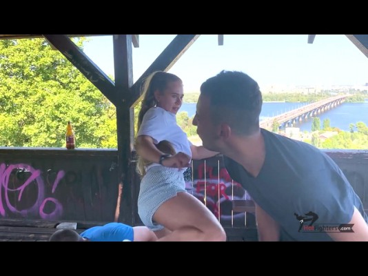 本来想调戏美女，结果却被其跆拳道腿功活活踢死。  JS241209~9