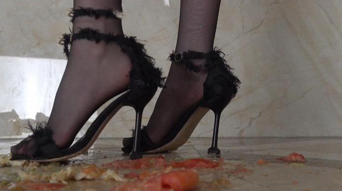 【南国原创】雪儿女神黑丝高跟鞋踩踏食物，第一人称语言羞辱，身临其境 YC-241216