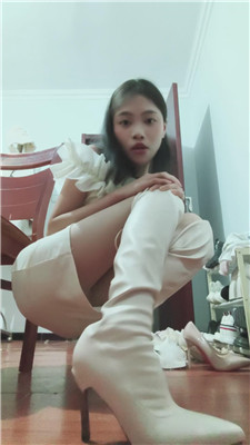 【诗诗】肉丝白靴    250103-6