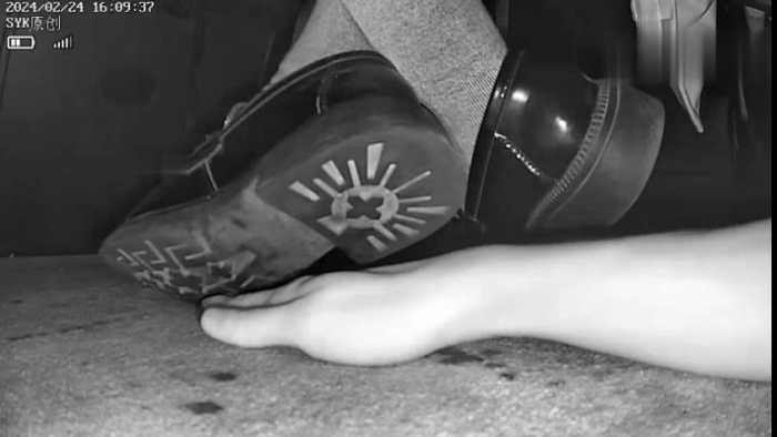 B758 – 无意识小皮鞋踩全手察觉后多动摩擦想踢出 bf49210