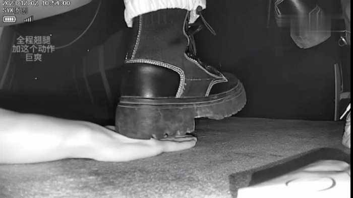 B767 – 无意识小姐姐粗跟短靴全程翘腿踩手 bf49296