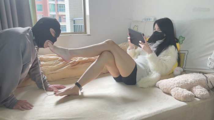 春节档：小贝祖宗过年在家和其他男人打游戏，狗链拴着老公在床边沉浸式伺候 YC-250131