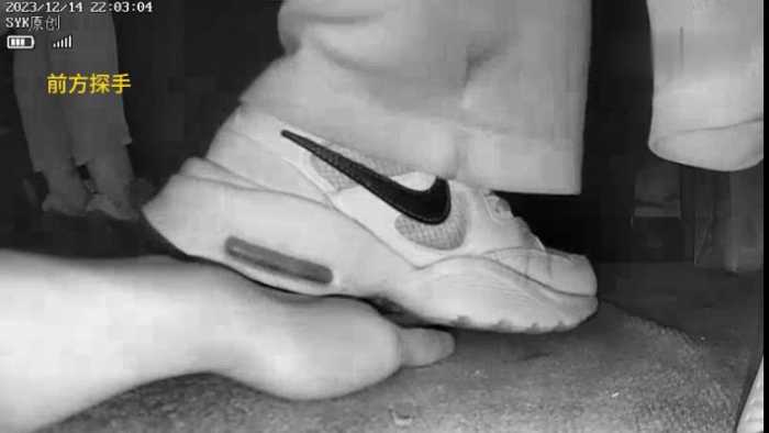 B788 – 无意识俩小姐姐运动鞋踩全手（突然掉钥匙+察觉探手）bf50005