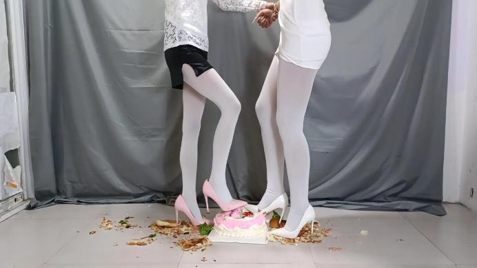 丽人馆。双S踩踏生日蛋糕，两双高跟鞋上粘满了恶心的奶油，应该怎么清理呢YC-250212-3