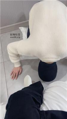 【小凤梨】小白鞋白袜下跪闻舔 JS250215-23