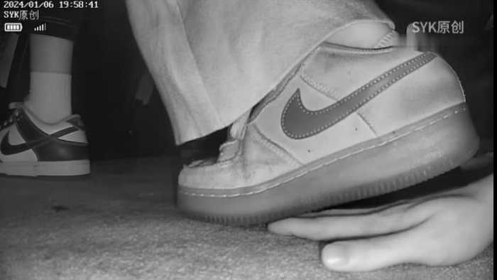 B791 – 无意识高帮帆布+厚底帆布+耐克AJ+耐克运动鞋四鞋踩手+电影结束两段舔鞋bf50428