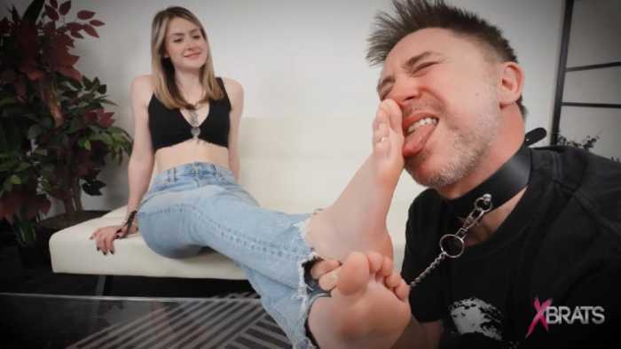 BFG-狗在大美女面前就是卑微！给人家舔个脚还得用狗链拴着 JS250220~1