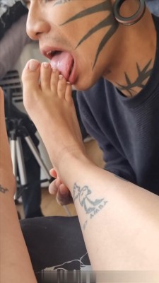 素人-有一个臭脚女友是什么体验？脱了女友臭袜子舔她的原味脚 JS250303~1