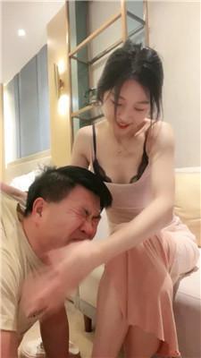 【佳佳】强迫狗继父舔脚吃烟灰 bf51629