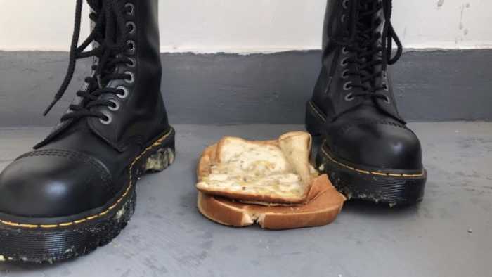 健身美女马丁靴楼道踩三明治香蕉面包制作狗粮 YC-250321-6