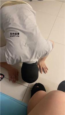 【玲玲】双素人S的脚下奴-赏赐圣水【双视角版】 JS250407-15