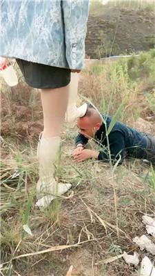 【花爷】户外公开处刑贱奴【双视角版】 JS250506-9