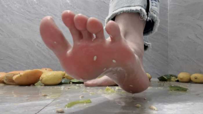 【莓子】踩在木板上狠狠碾压水果 JS250511~1