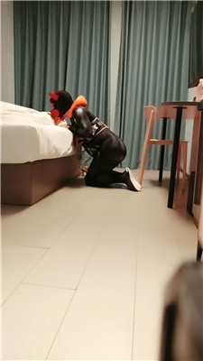 【五公主】圈养奴伺候主人起床 JS250513-32