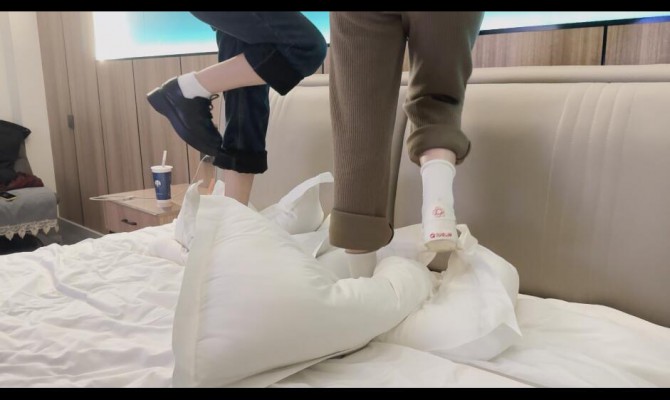 【素人研究生】双人运动鞋小皮鞋白袜踩枕头（特写） YC-250608-3
