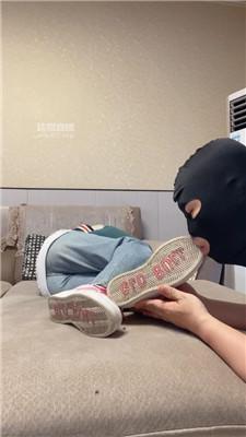 【深情】老师清理学生的脏鞋白袜 JS250615-37