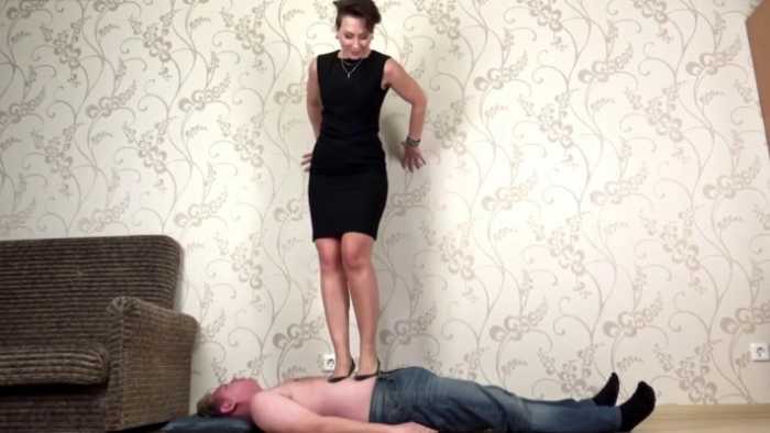 熟女姐姐享受高跟践踏虐待脚奴 bf54657