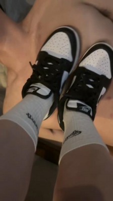 小姐姐黑白dunk白袜全体重踩地毯，满身鞋印 ACYC-4546