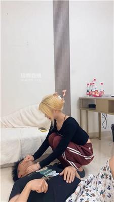 【刘二狗】户外开发金发女神玩sm bf55433