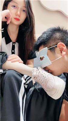 【尤物】学生诱惑老师舔脏鞋底【完整版】 bf57015