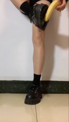 街舞女生【果冻】鞋底摩擦香蕉 爆踩苹果和牛奶 ACYC-3150