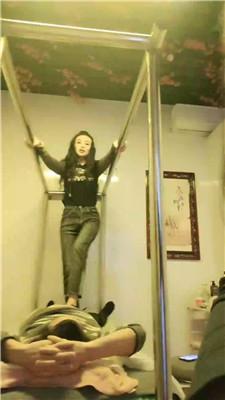 【妖娆小娘】双S-被按摩技师狂踩 JS251020-36