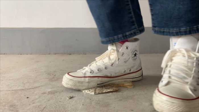 白匡威踩面包 JS251022~3