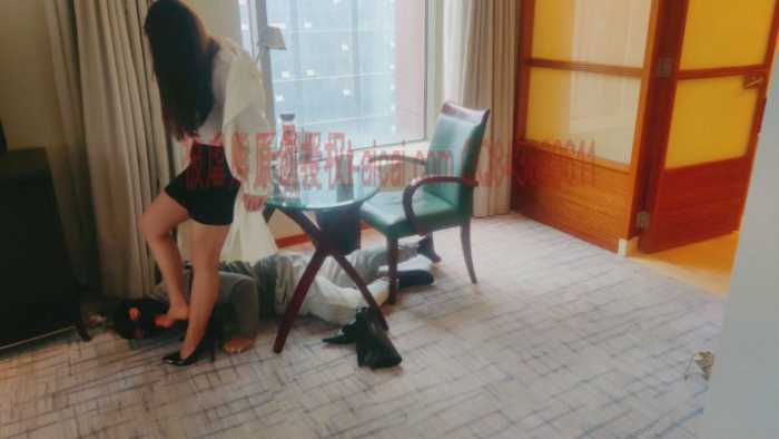 「被虐熊原创」慧琳女王身着白色风衣长靴丝袜脚虐被虐熊 YC-251117-8