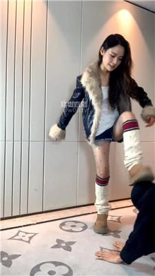 【女生也能很暴力】抽耳光-雪地靴踩 bf59589