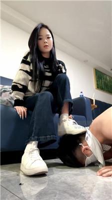 【小琼】狠抽耳光-强迫舔脏鞋白袜 bf59827