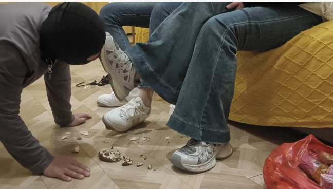 精神小妹慧和彦鞋底踩食物喂食 YC-251215